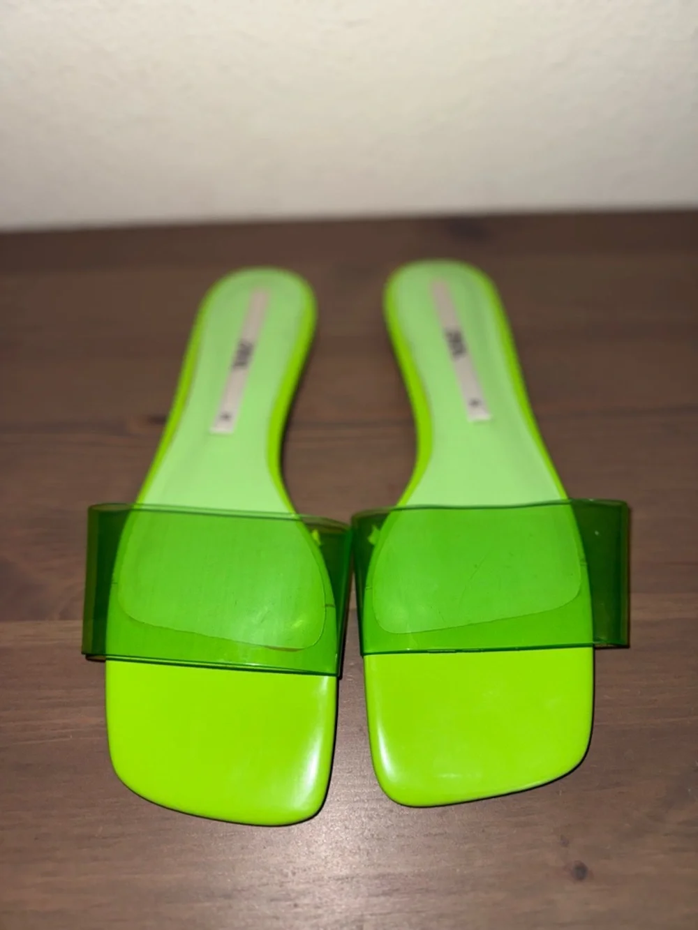 ZARA Flat Vinyl Sandals neon green Size 35 Women's - Picture 3 of 4